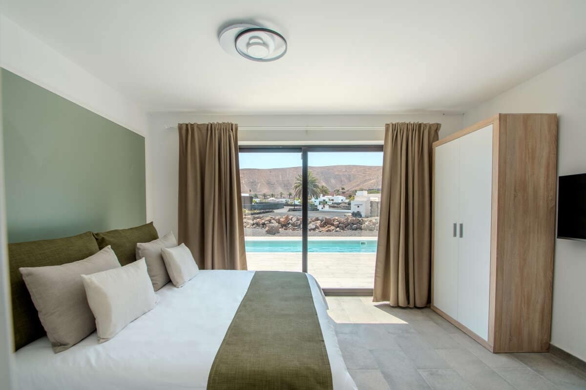 3 bedroom Villa for sale in Yaiza - € 1,400,000 (Ref: 9719373)