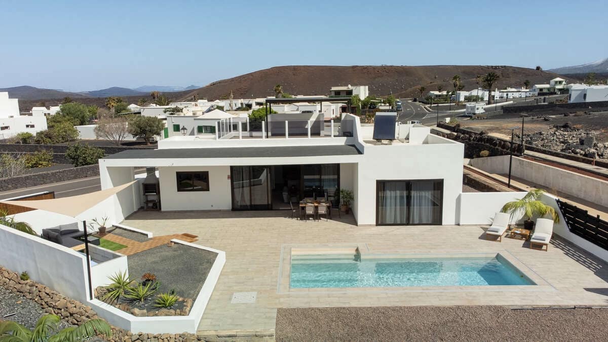 3 bedroom Villa for sale in Yaiza - € 1,400,000 (Ref: 9719373)