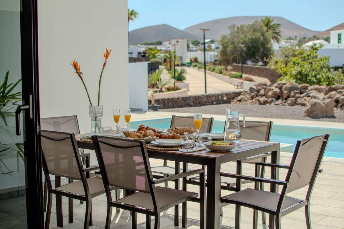 3 bedroom Villa for sale in Yaiza - € 1,275,000 (Ref: 9719373)