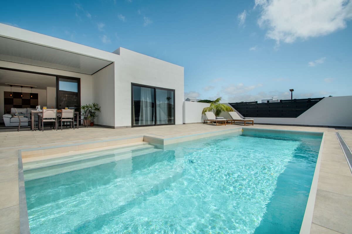 3 bedroom Villa for sale in Yaiza - € 1,275,000 (Ref: 9719373)