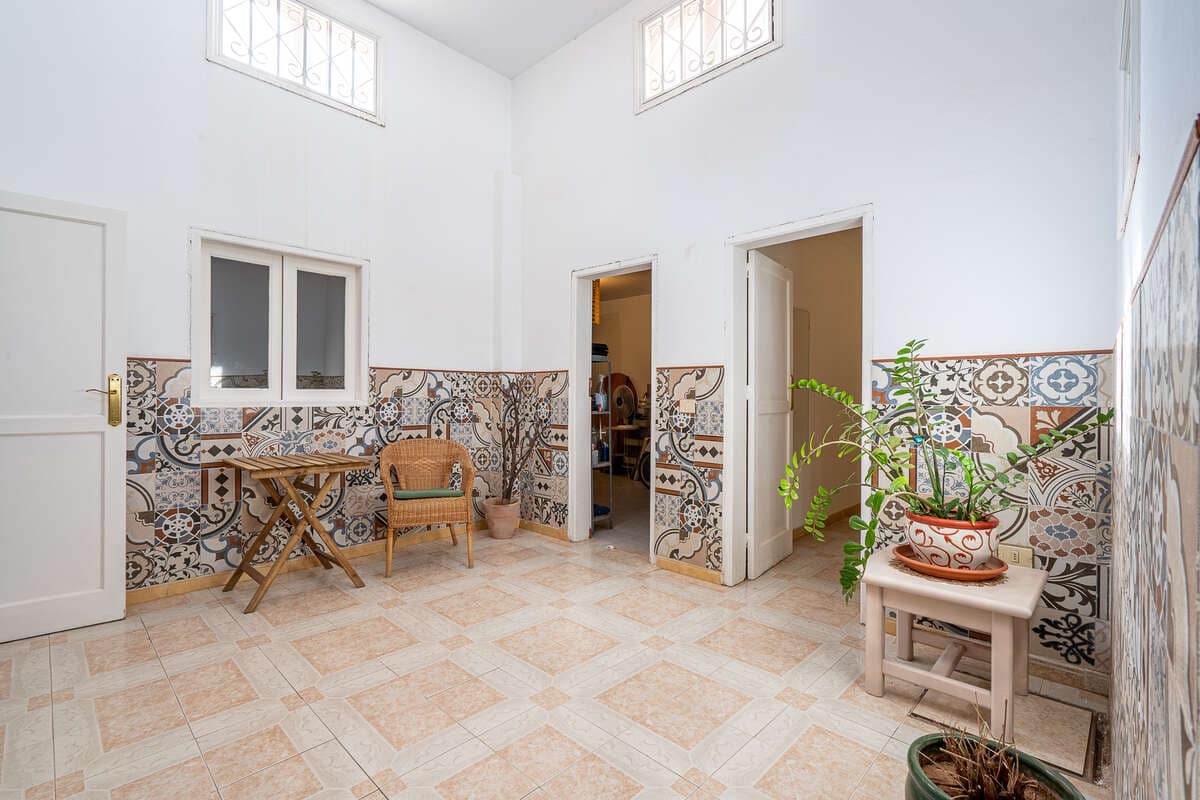 4 bedroom Finca/Country House for sale in Arrecife with garage - € 290,000 (Ref: 9747512)