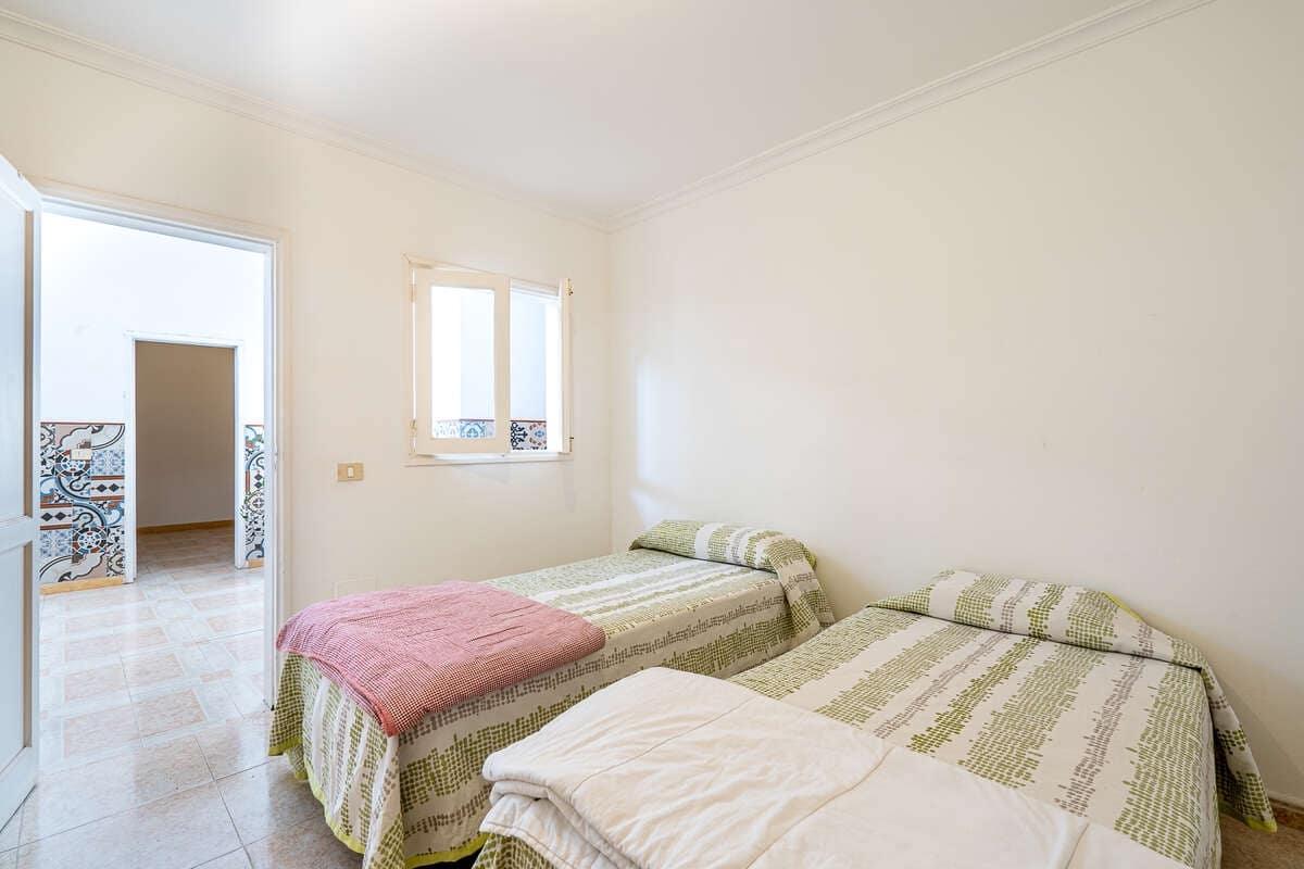 4 bedroom Finca/Country House for sale in Arrecife with garage - € 290,000 (Ref: 9747512)