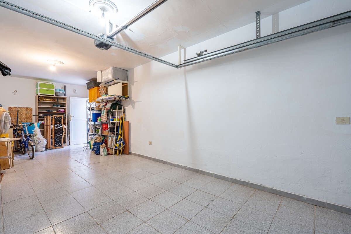 4 bedroom Finca/Country House for sale in Arrecife with garage - € 290,000 (Ref: 9747512)