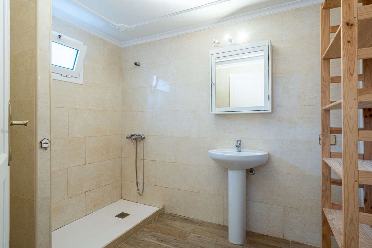 4 bedroom Finca/Country House for sale in Arrecife with garage - € 290,000 (Ref: 9747512)