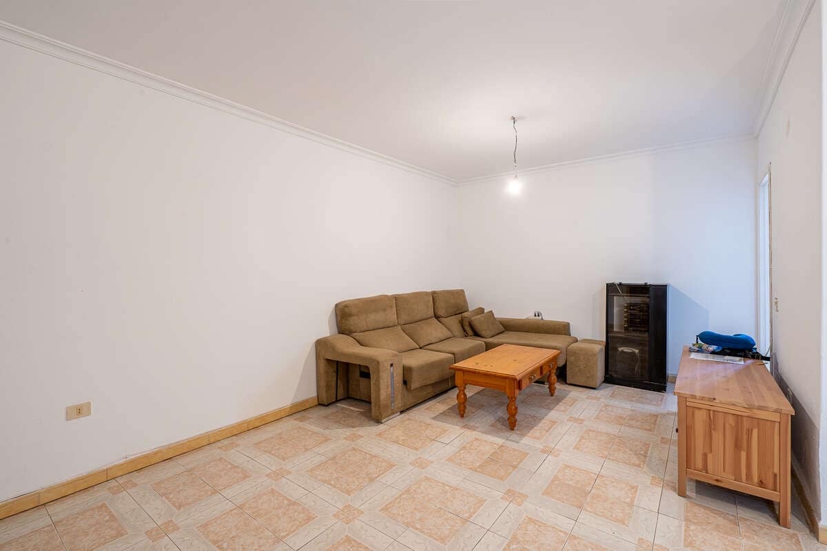 4 bedroom Finca/Country House for sale in Arrecife with garage - € 290,000 (Ref: 9747512)