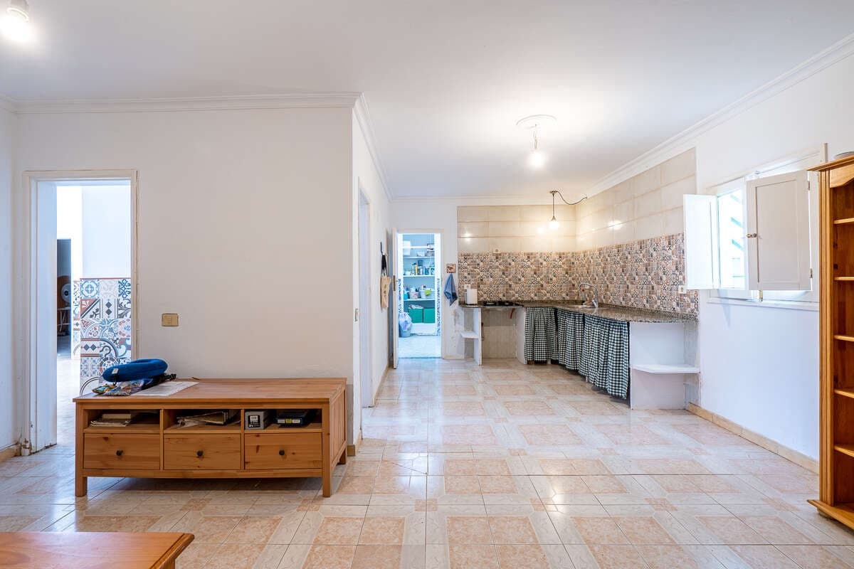 4 bedroom Finca/Country House for sale in Arrecife with garage - € 290,000 (Ref: 9747512)