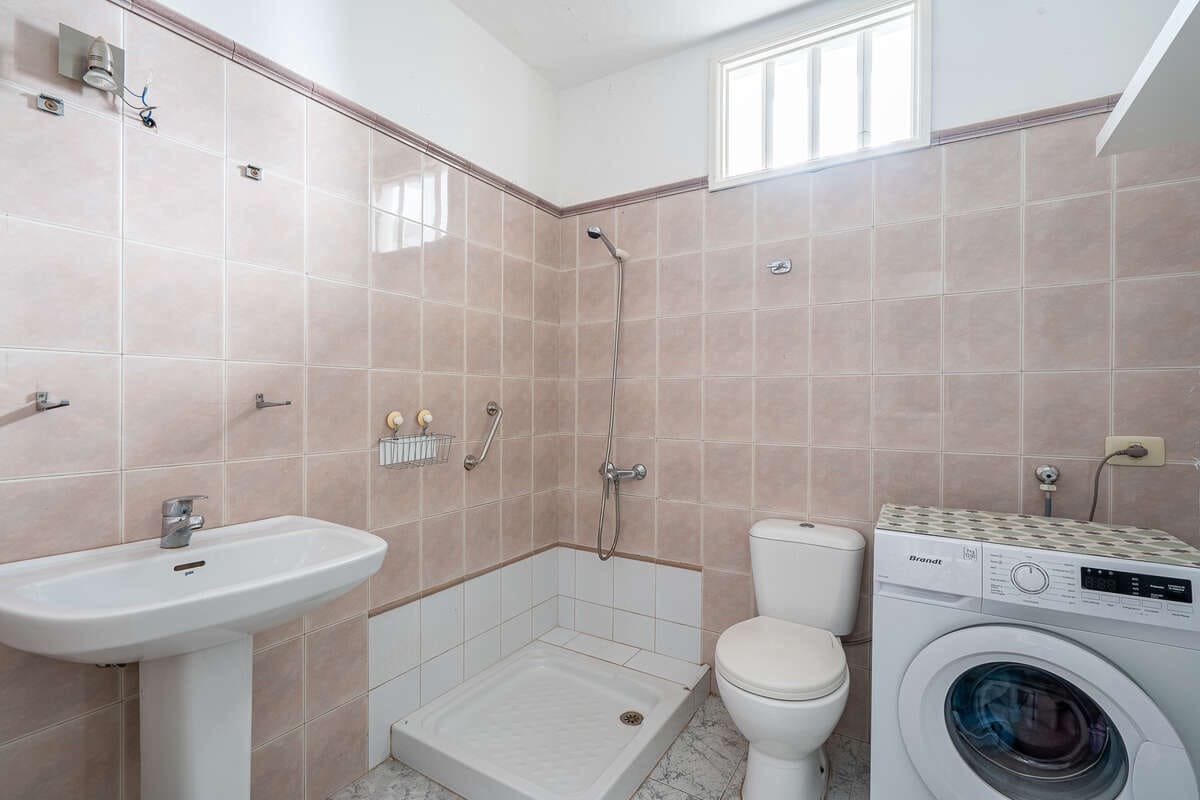 4 bedroom Finca/Country House for sale in Arrecife with garage - € 290,000 (Ref: 9747512)