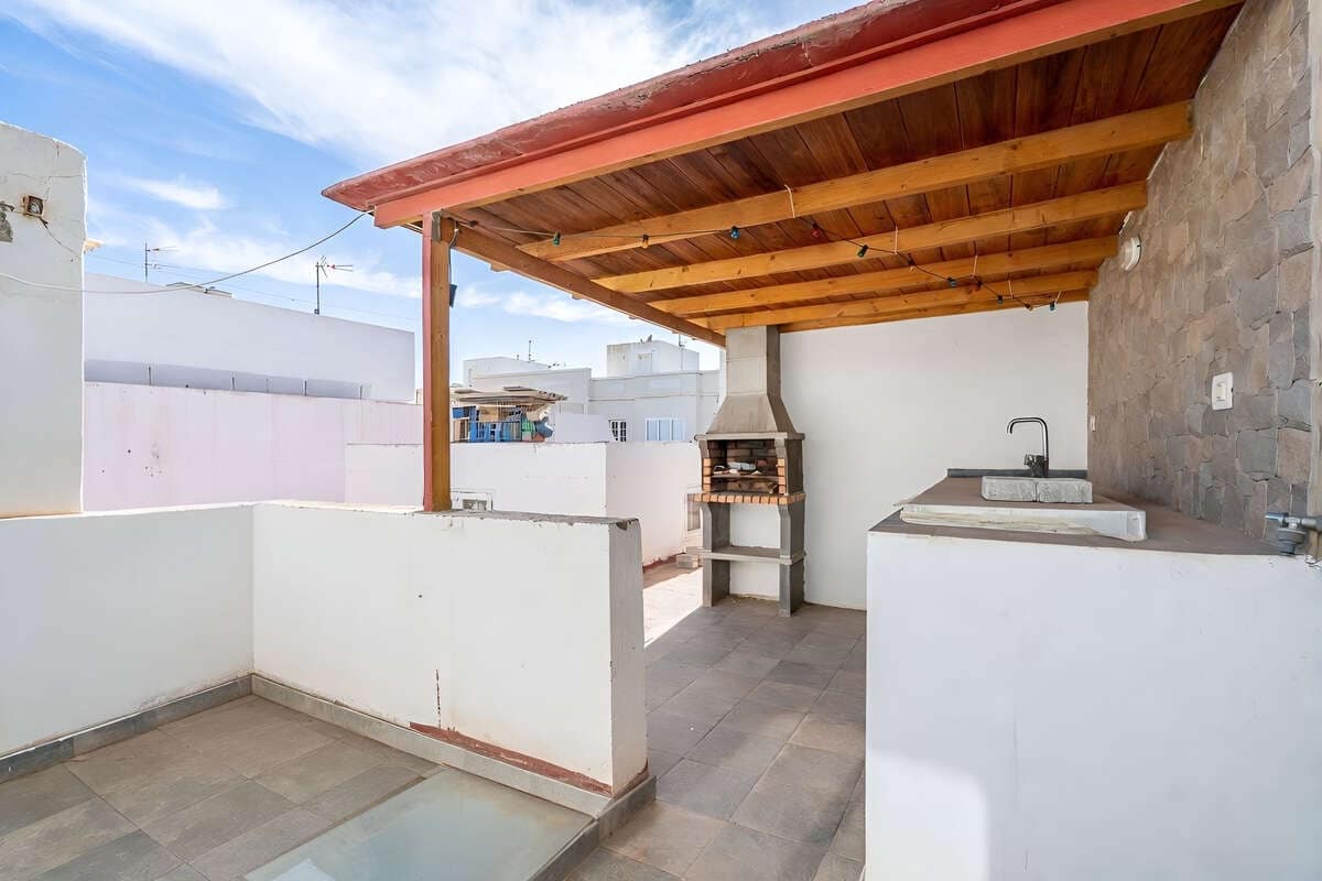 4 bedroom Finca/Country House for sale in Arrecife with garage - € 290,000 (Ref: 9747512)