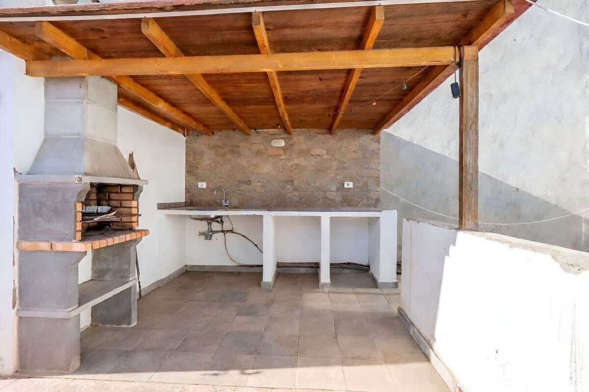 4 bedroom Finca/Country House for sale in Arrecife with garage - € 290,000 (Ref: 9747512)