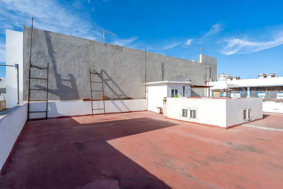 4 bedroom Finca/Country House for sale in Arrecife with garage - € 290,000 (Ref: 9747512)