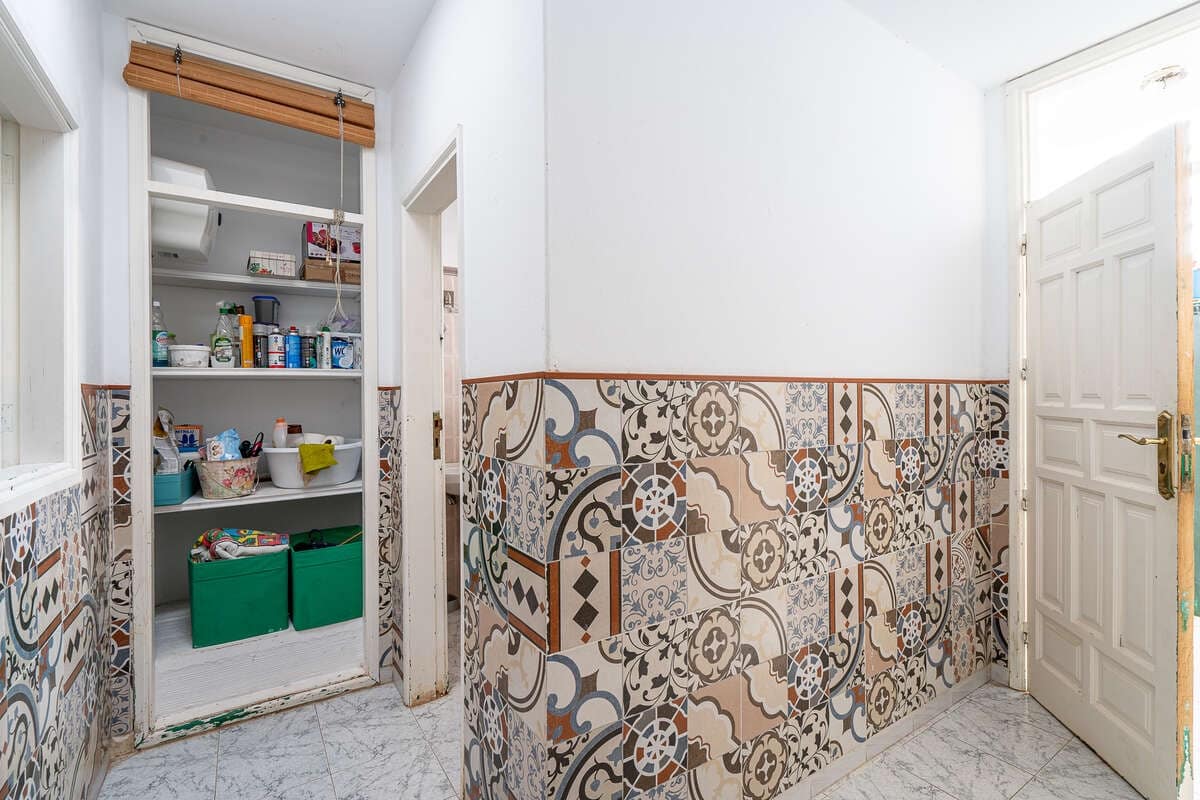 4 bedroom Finca/Country House for sale in Arrecife with garage - € 290,000 (Ref: 9747512)