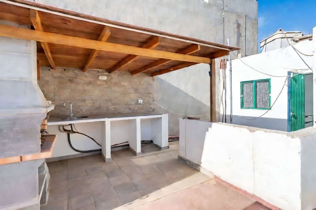 4 bedroom Finca/Country House for sale in Arrecife with garage - € 290,000 (Ref: 9747512)