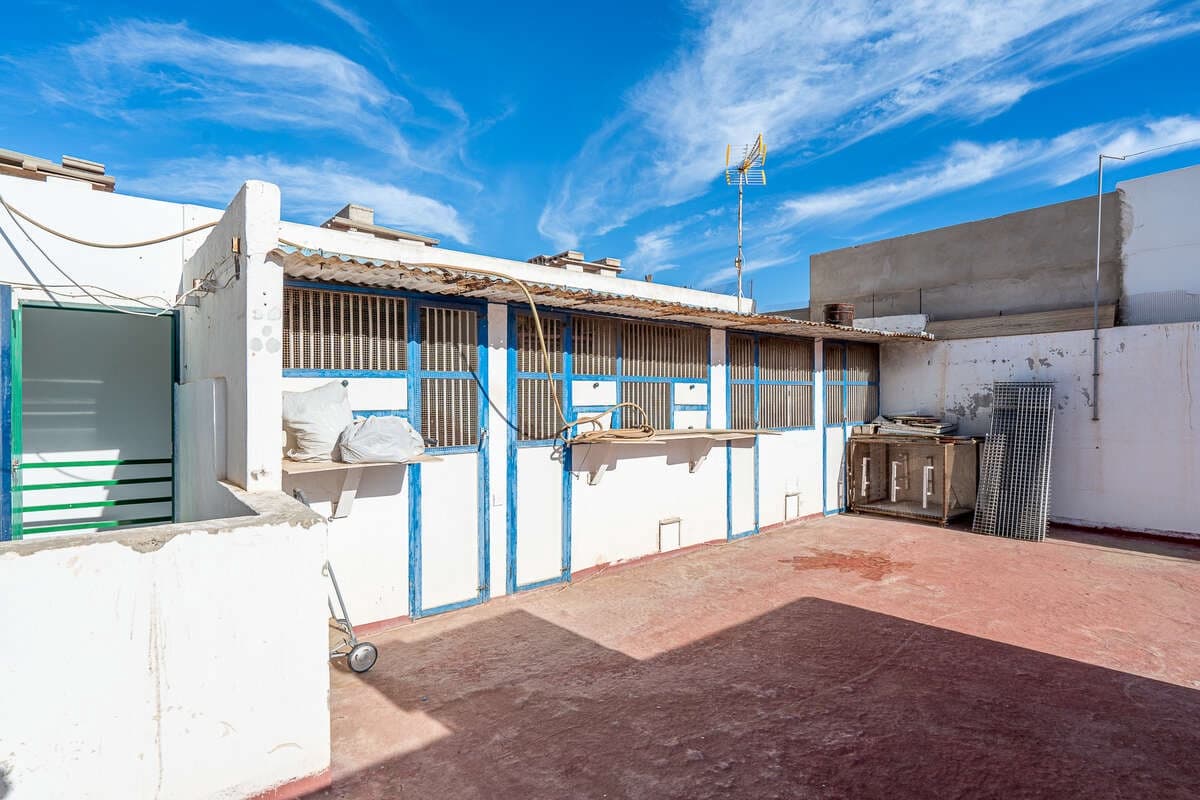 4 bedroom Finca/Country House for sale in Arrecife with garage - € 290,000 (Ref: 9747512)