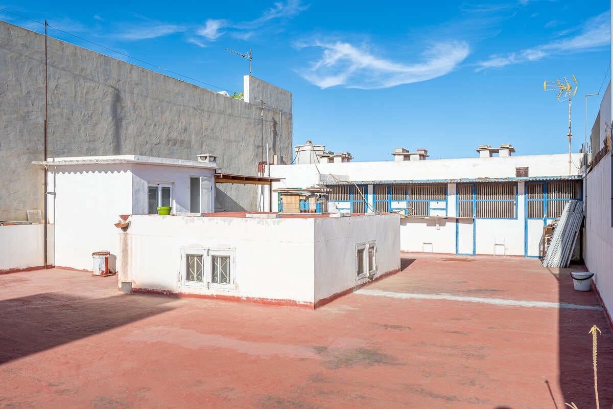4 bedroom Finca/Country House for sale in Arrecife with garage - € 290,000 (Ref: 9747512)
