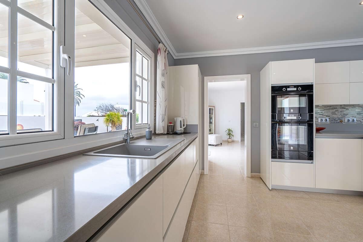 4 makuuhuone Huvila myytävänä paikassa Yaiza mukana uima-altaan 
autotalli - 550 000 € (Ref: 9793862)