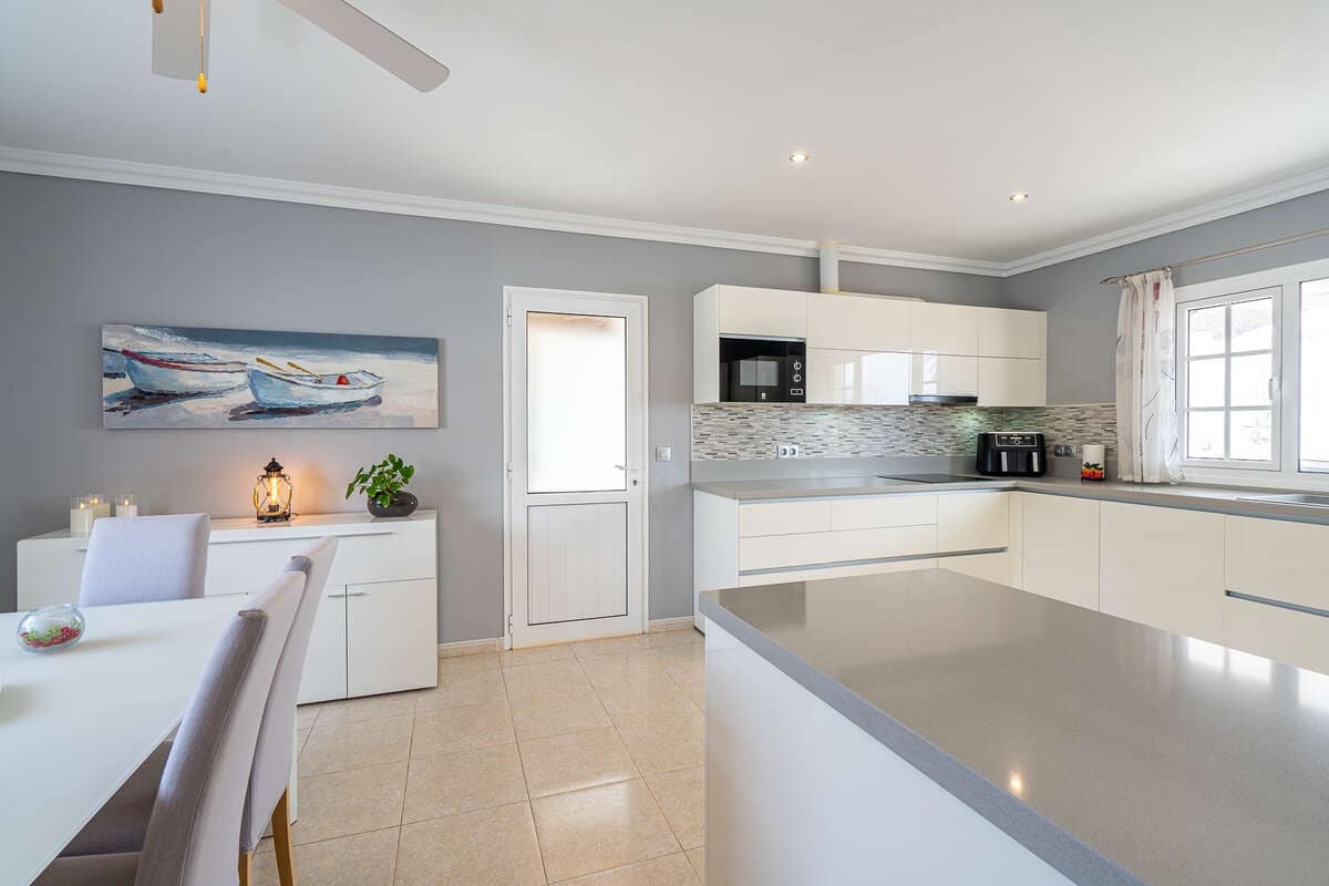 4 makuuhuone Huvila myytävänä paikassa Yaiza mukana uima-altaan 
autotalli - 550 000 € (Ref: 9793862)