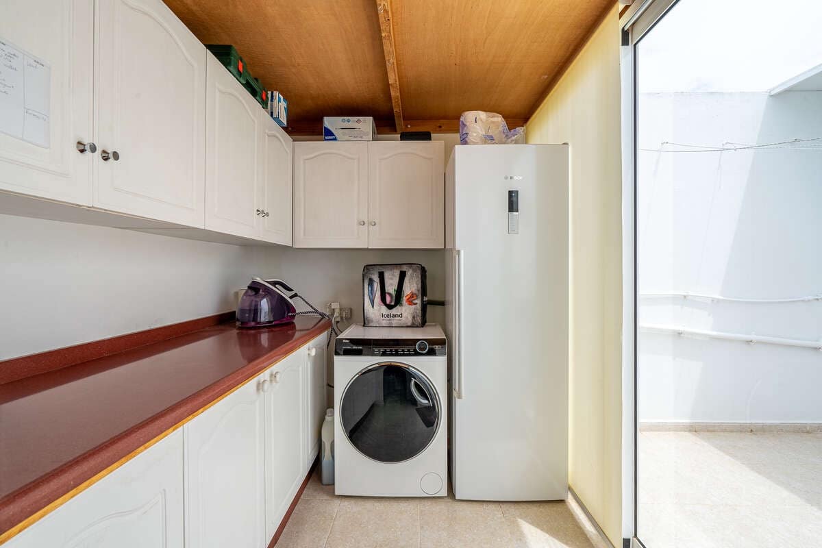 4 makuuhuone Huvila myytävänä paikassa Yaiza mukana uima-altaan 
autotalli - 550 000 € (Ref: 9793862)