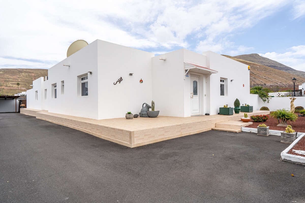 4 makuuhuone Huvila myytävänä paikassa Yaiza mukana uima-altaan 
autotalli - 550 000 € (Ref: 9793862)