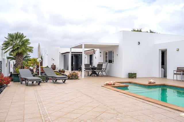 4 makuuhuone Huvila myytävänä paikassa Yaiza mukana uima-altaan 
autotalli - 550 000 € (Ref: 9793862)