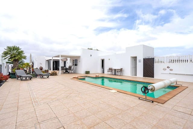 4 makuuhuone Huvila myytävänä paikassa Yaiza mukana uima-altaan 
autotalli - 550 000 € (Ref: 9793862)