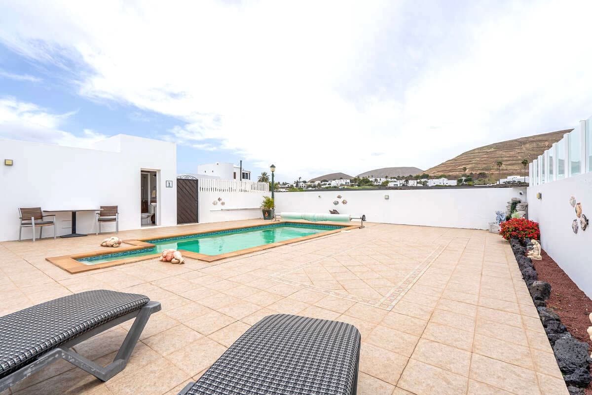 4 makuuhuone Huvila myytävänä paikassa Yaiza mukana uima-altaan 
autotalli - 550 000 € (Ref: 9793862)