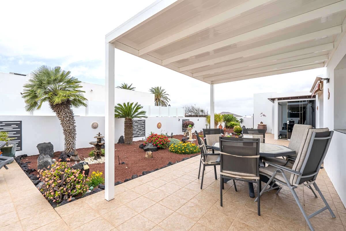 4 makuuhuone Huvila myytävänä paikassa Yaiza mukana uima-altaan 
autotalli - 550 000 € (Ref: 9793862)