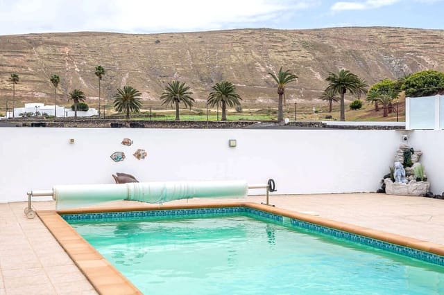 4 makuuhuone Huvila myytävänä paikassa Yaiza mukana uima-altaan 
autotalli - 550 000 € (Ref: 9793862)