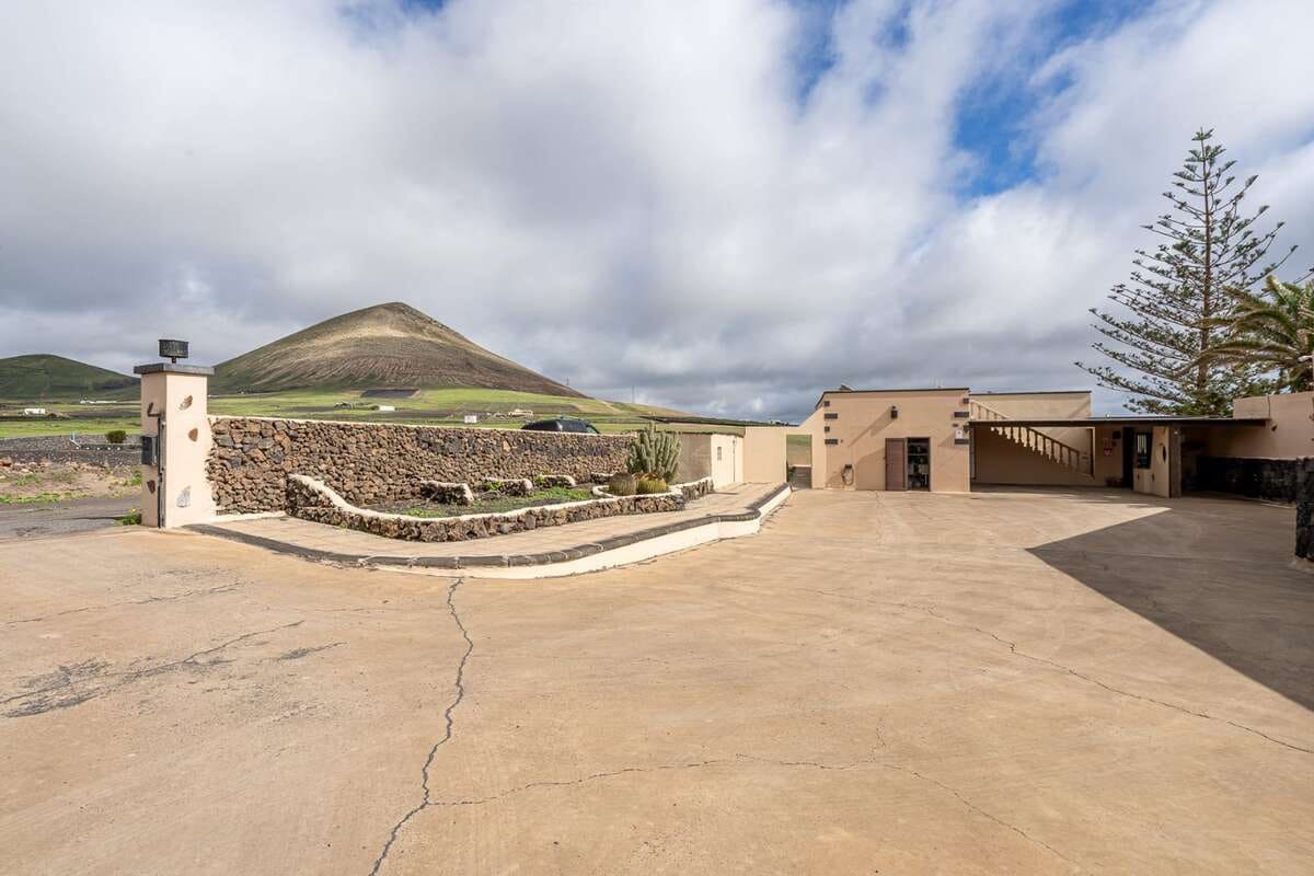 6 bedroom Villa for sale in Tias with pool garage - € 1,000,000 (Ref: 9798534)