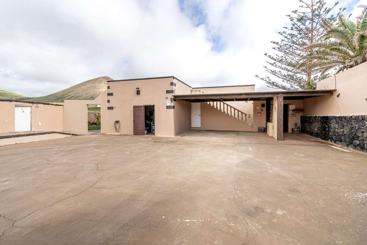 6 bedroom Villa for sale in Tias with pool garage - € 1,000,000 (Ref: 9798534)