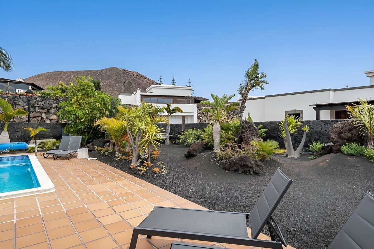 2 bedroom Villa for sale in Playa Blanca with pool - € 498,000 (Ref: 9854764)