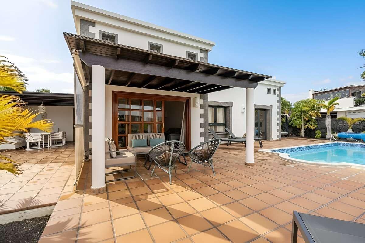 2 bedroom Villa for sale in Playa Blanca with pool - € 498,000 (Ref: 9854764)