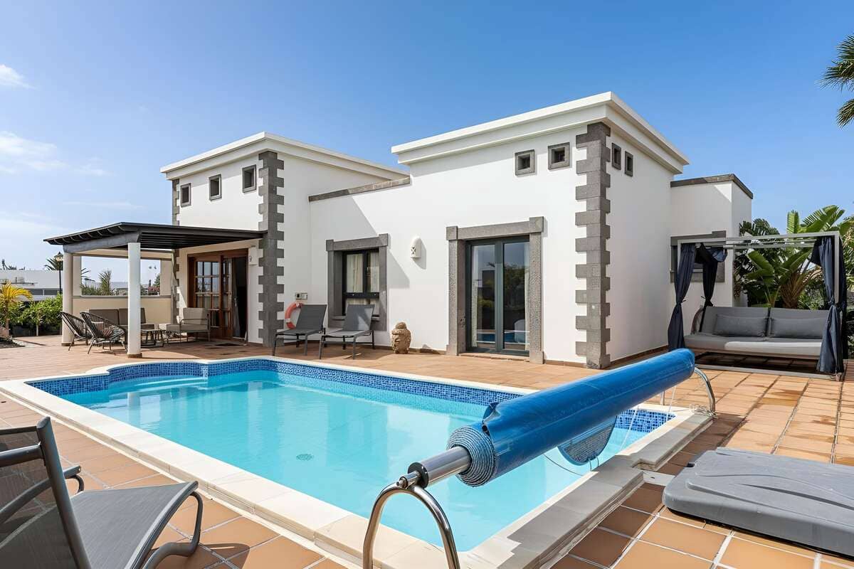 2 bedroom Villa for sale in Playa Blanca with pool - € 498,000 (Ref: 9854764)