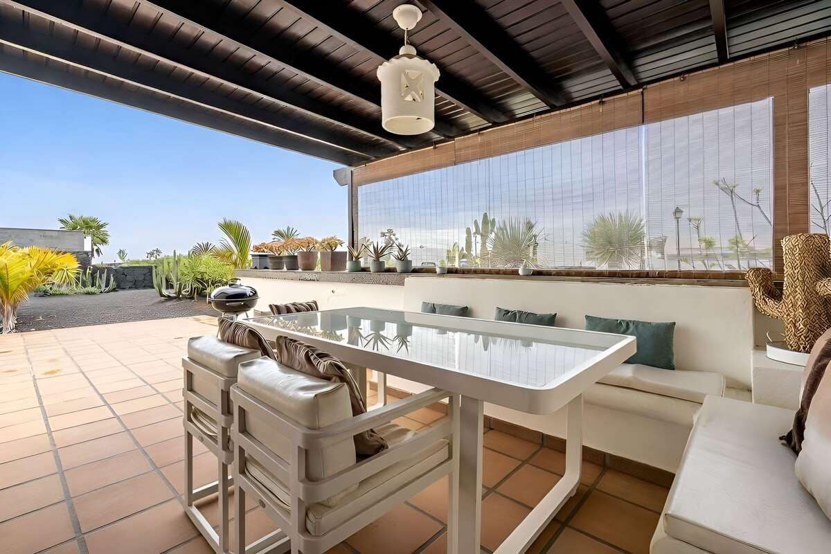 2 bedroom Villa for sale in Playa Blanca with pool - € 498,000 (Ref: 9854764)
