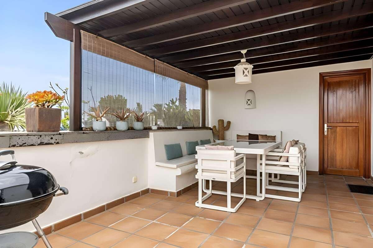 2 bedroom Villa for sale in Playa Blanca with pool - € 498,000 (Ref: 9854764)