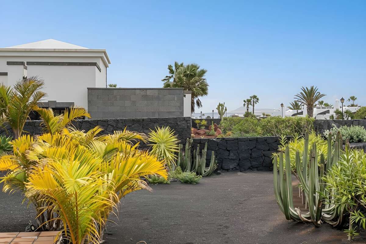 2 bedroom Villa for sale in Playa Blanca with pool - € 498,000 (Ref: 9854764)