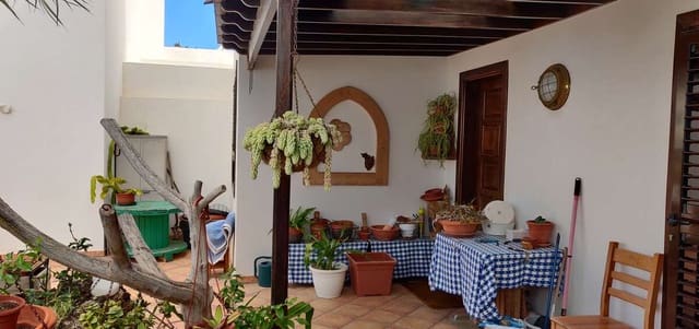 4 bedroom Semi-detached Villa for sale in Costa Teguise, Teguise with garage - € 425,000 (Ref: 9945017)