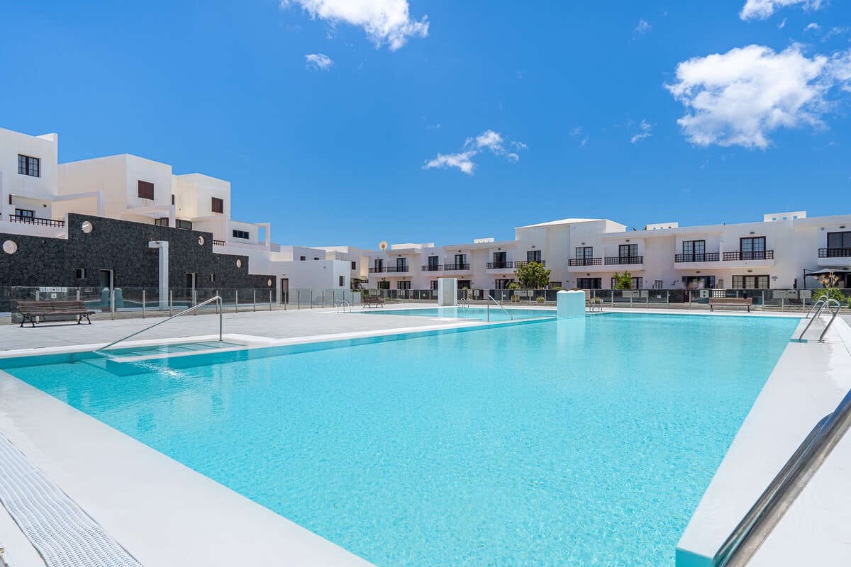 2 Zimmer Doppelhaus zu verkaufen in Costa Teguise mit Pool - 299.000 € (Ref: 9984238)