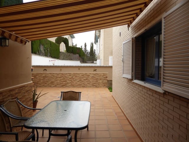 4 soveværelse Semi-Rækkehus til salg i La Zubia med garage - € 325.000 (Ref: 8185299)