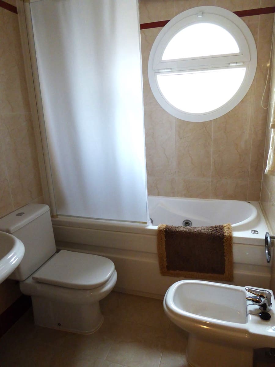 4 soveværelse Semi-Rækkehus til salg i La Zubia med garage - € 325.000 (Ref: 8185299)