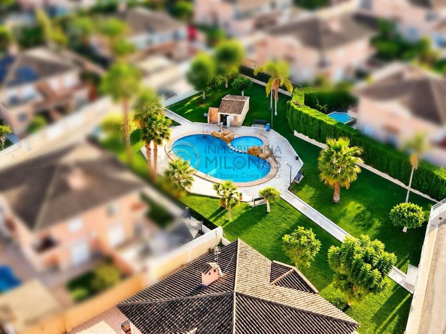 4 chambre Villa/Maison Mitoyenne à vendre à Benidorm avec piscine garage - 540 000 € (Ref: 10157762)