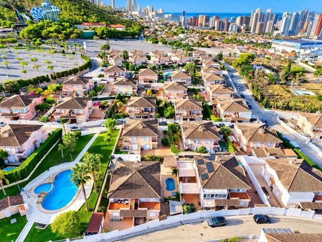 4 chambre Villa/Maison Mitoyenne à vendre à Sierra Helada, Benidorm avec piscine garage - 540 000 € (Ref: 10157762)