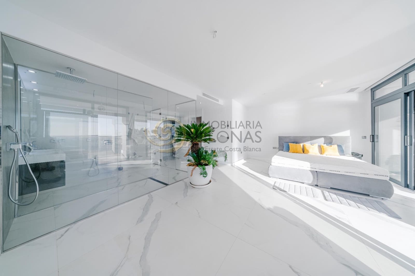 2 chambre Appartement à vendre à Benidorm avec piscine garage - 1 569 000 € (Ref: 8865902)