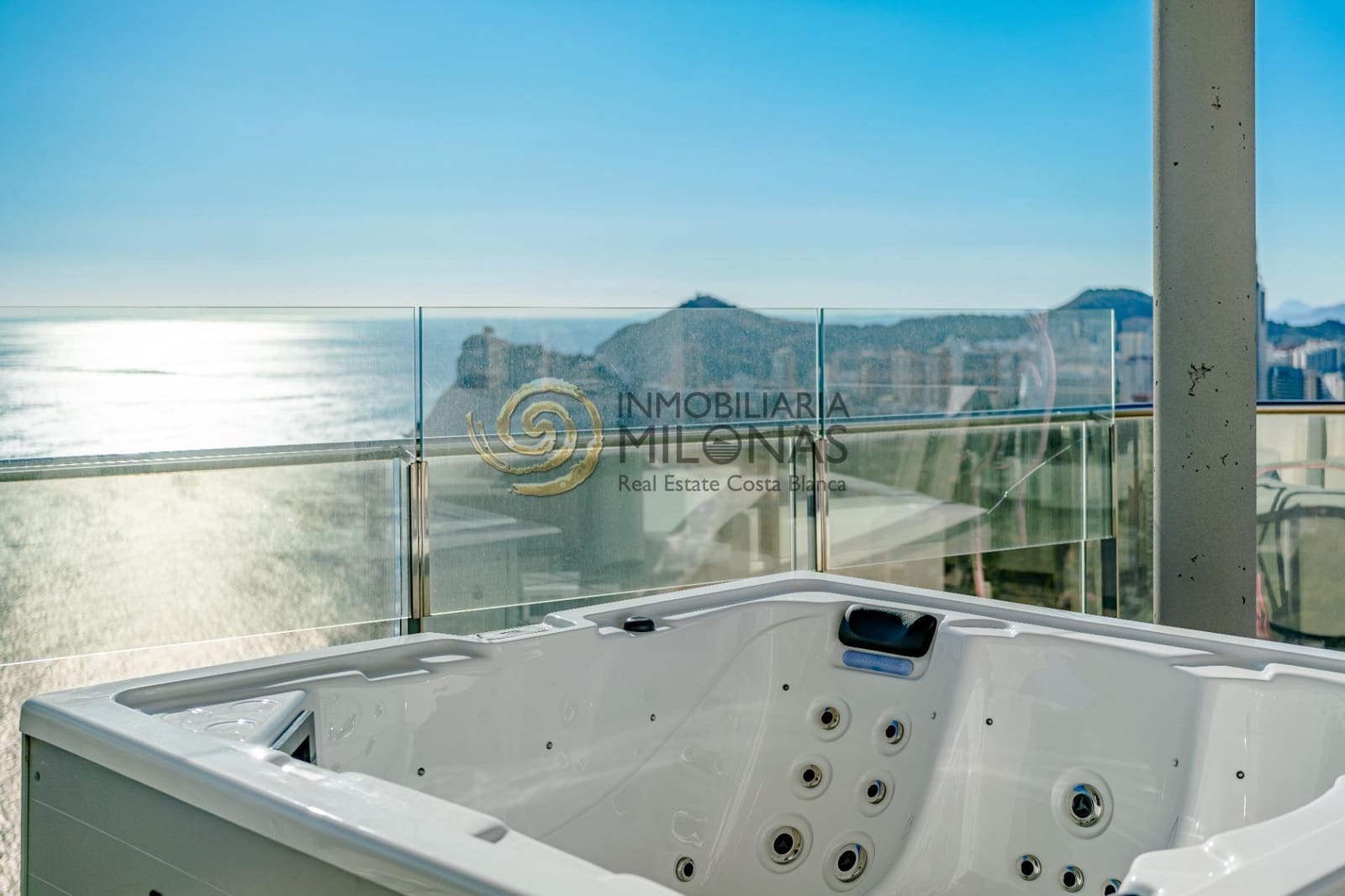 2 chambre Appartement à vendre à Benidorm avec piscine garage - 1 569 000 € (Ref: 8865902)