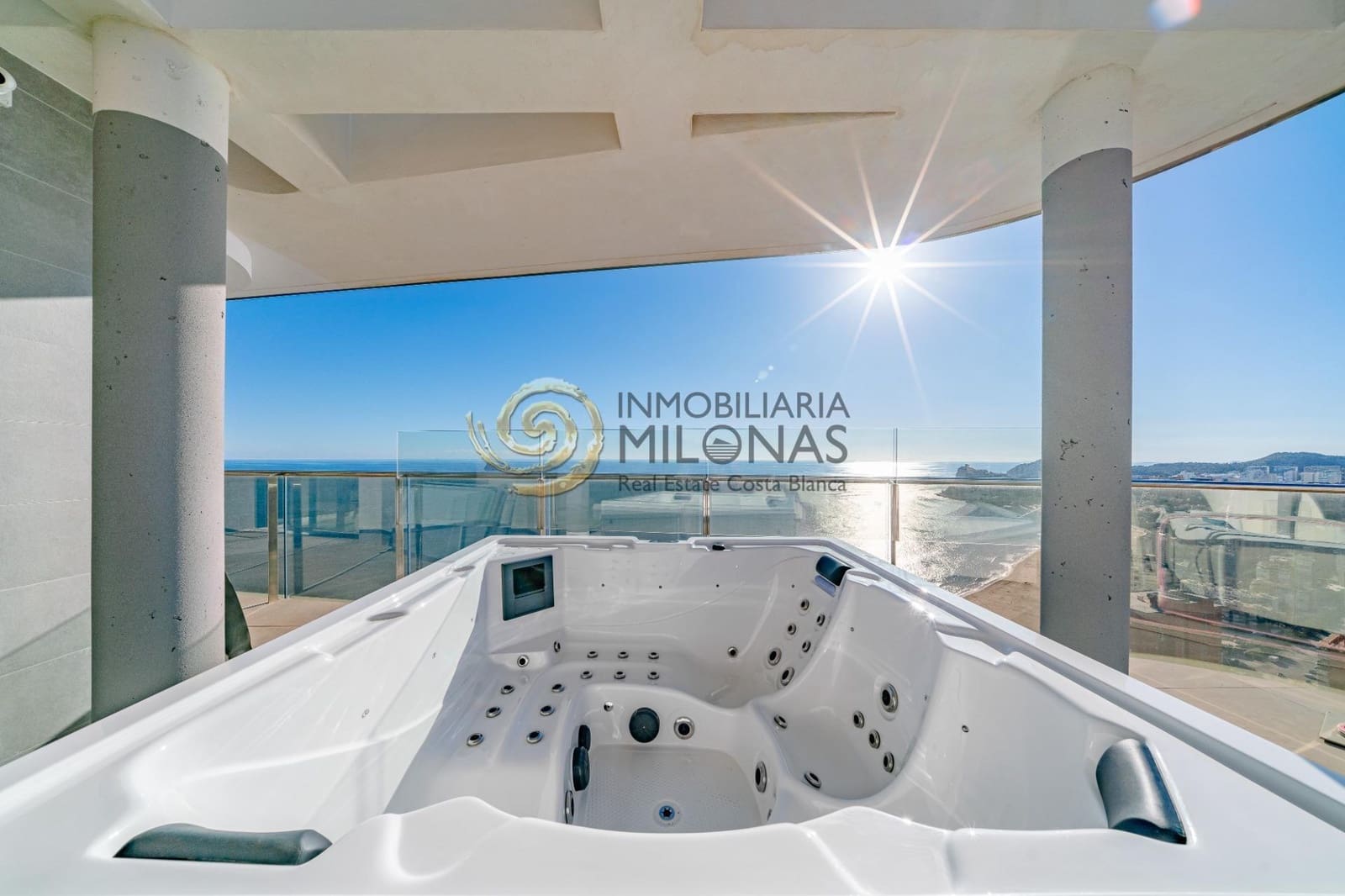 2 chambre Appartement à vendre à Benidorm avec piscine garage - 1 569 000 € (Ref: 8865902)