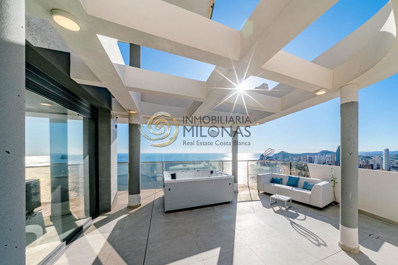 2 chambre Appartement à vendre à Benidorm avec piscine garage - 1 569 000 € (Ref: 8865902)