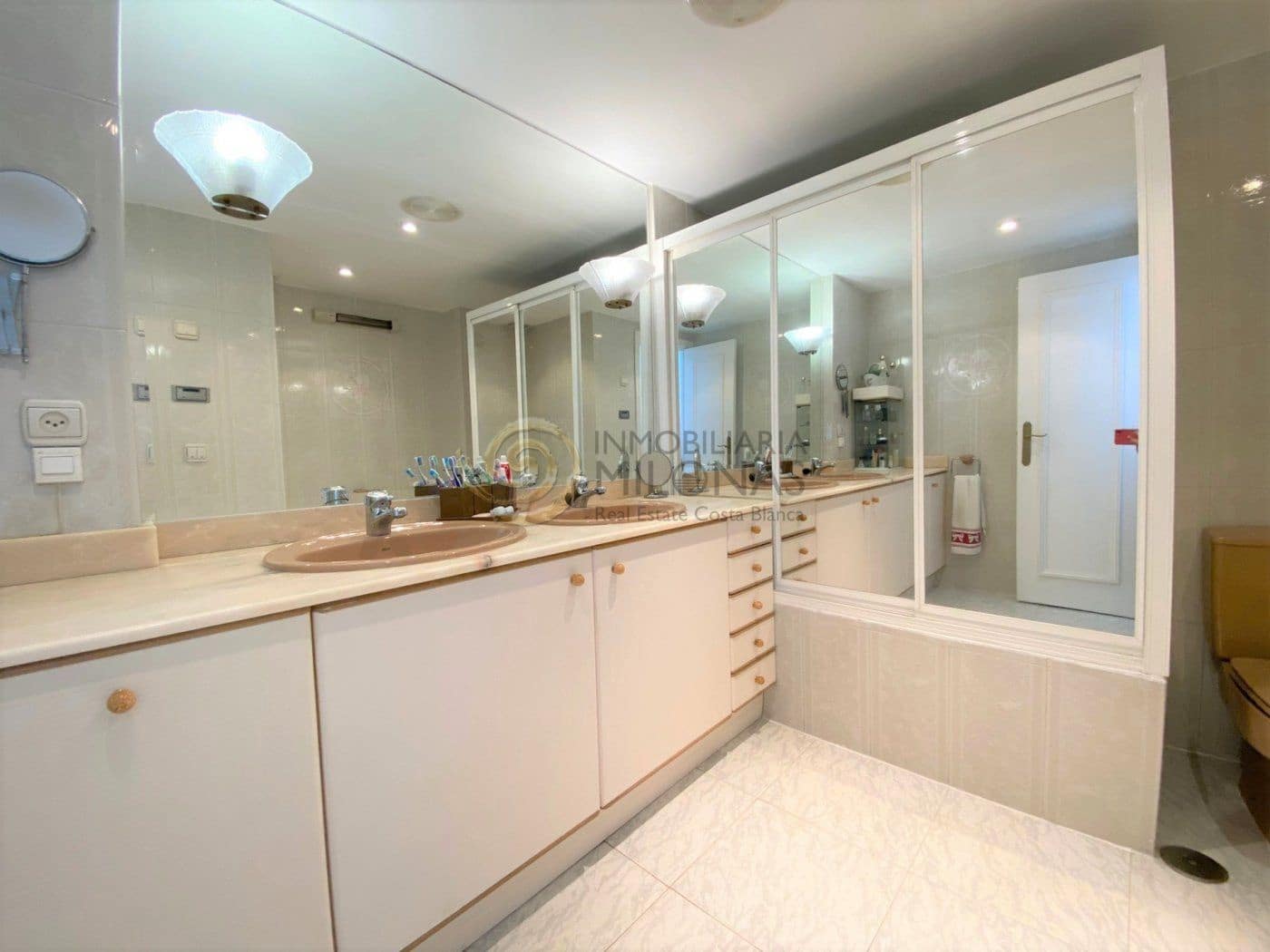 4 bedroom Flat for sale in Benidorm with pool garage - € 650,000 (Ref: 8865958)