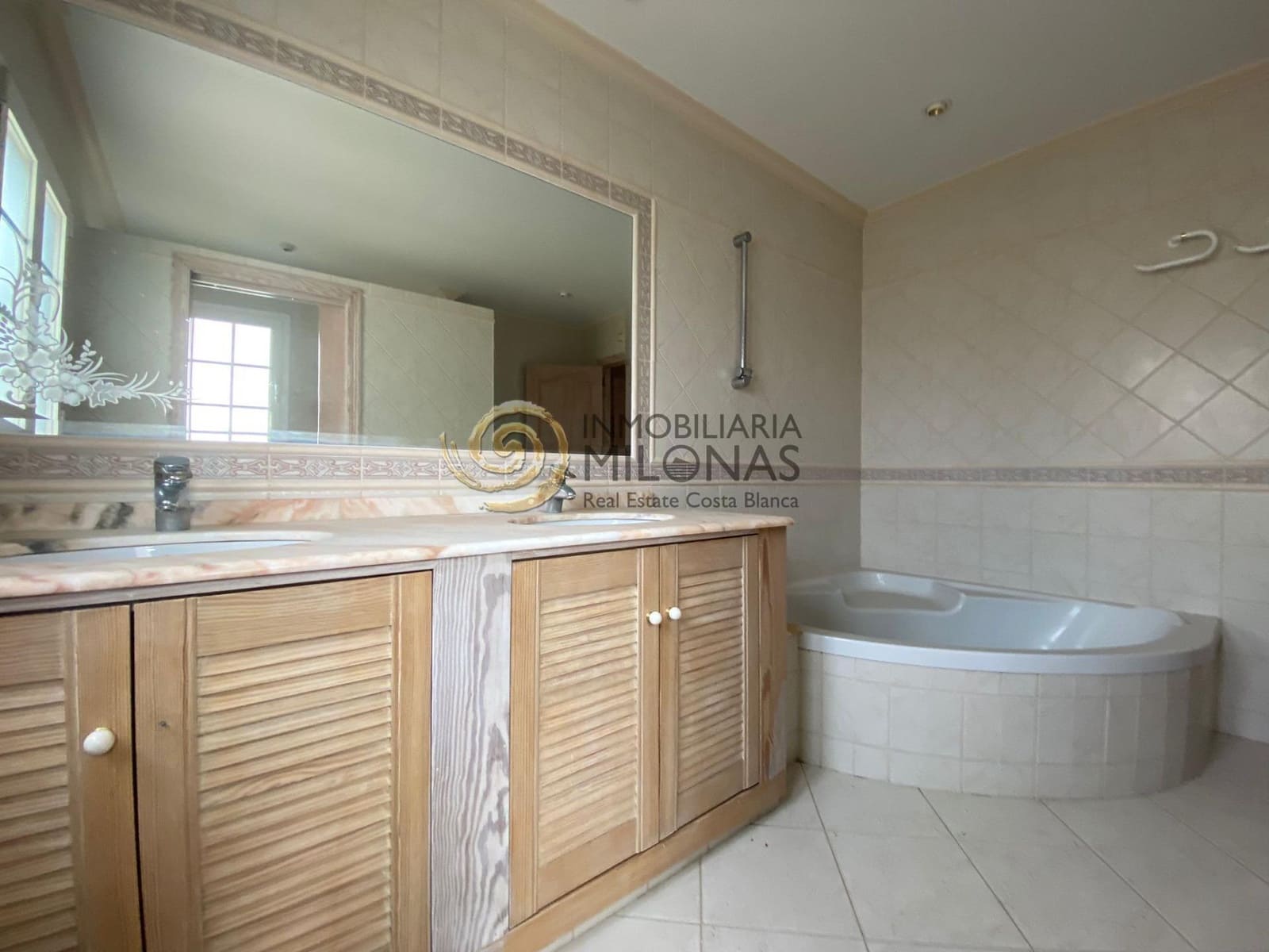 5 bedroom Villa for sale in La Nucia with pool garage - € 515,000 (Ref: 8865977)