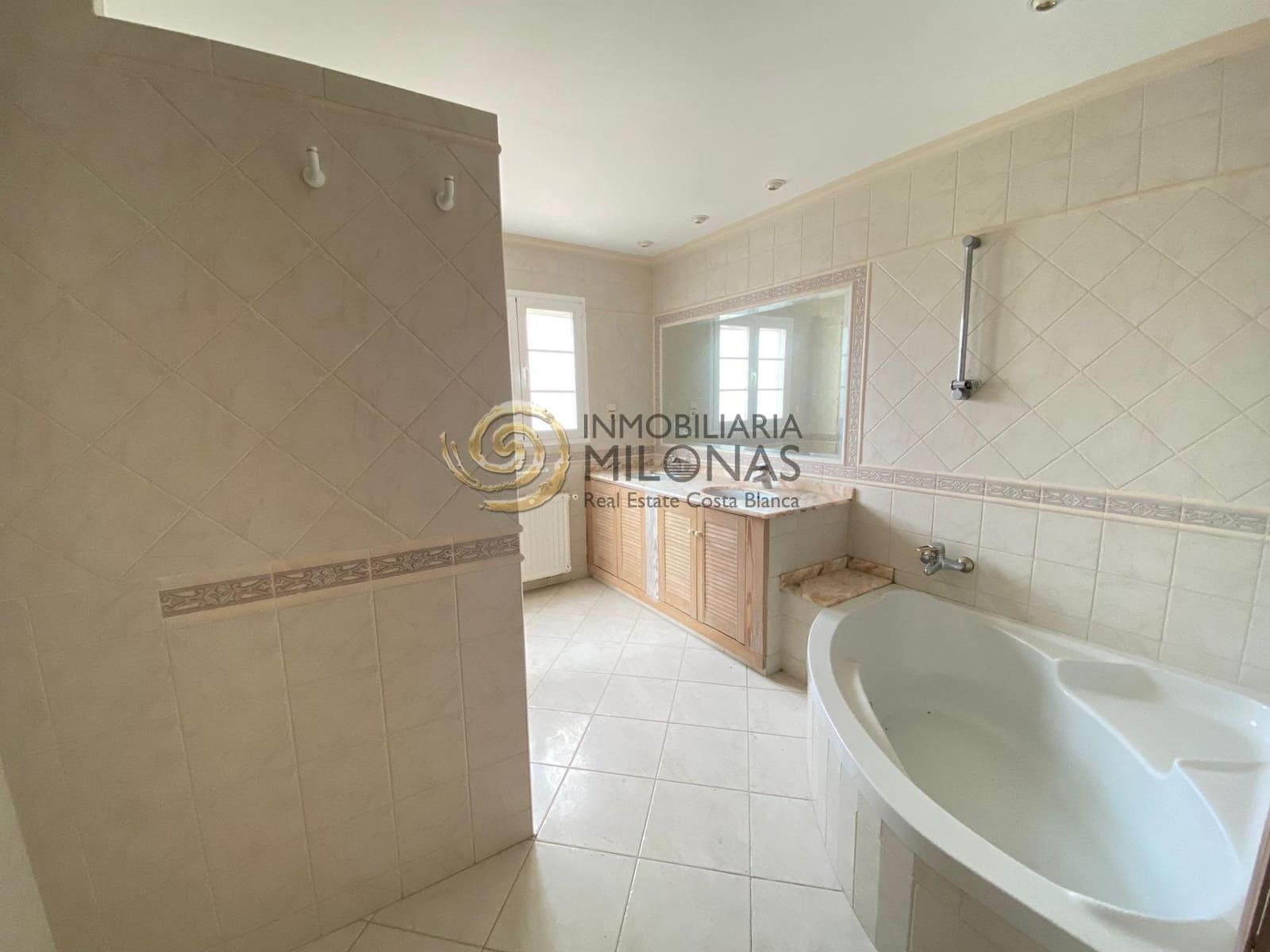 5 bedroom Villa for sale in La Nucia with pool garage - € 515,000 (Ref: 8865977)