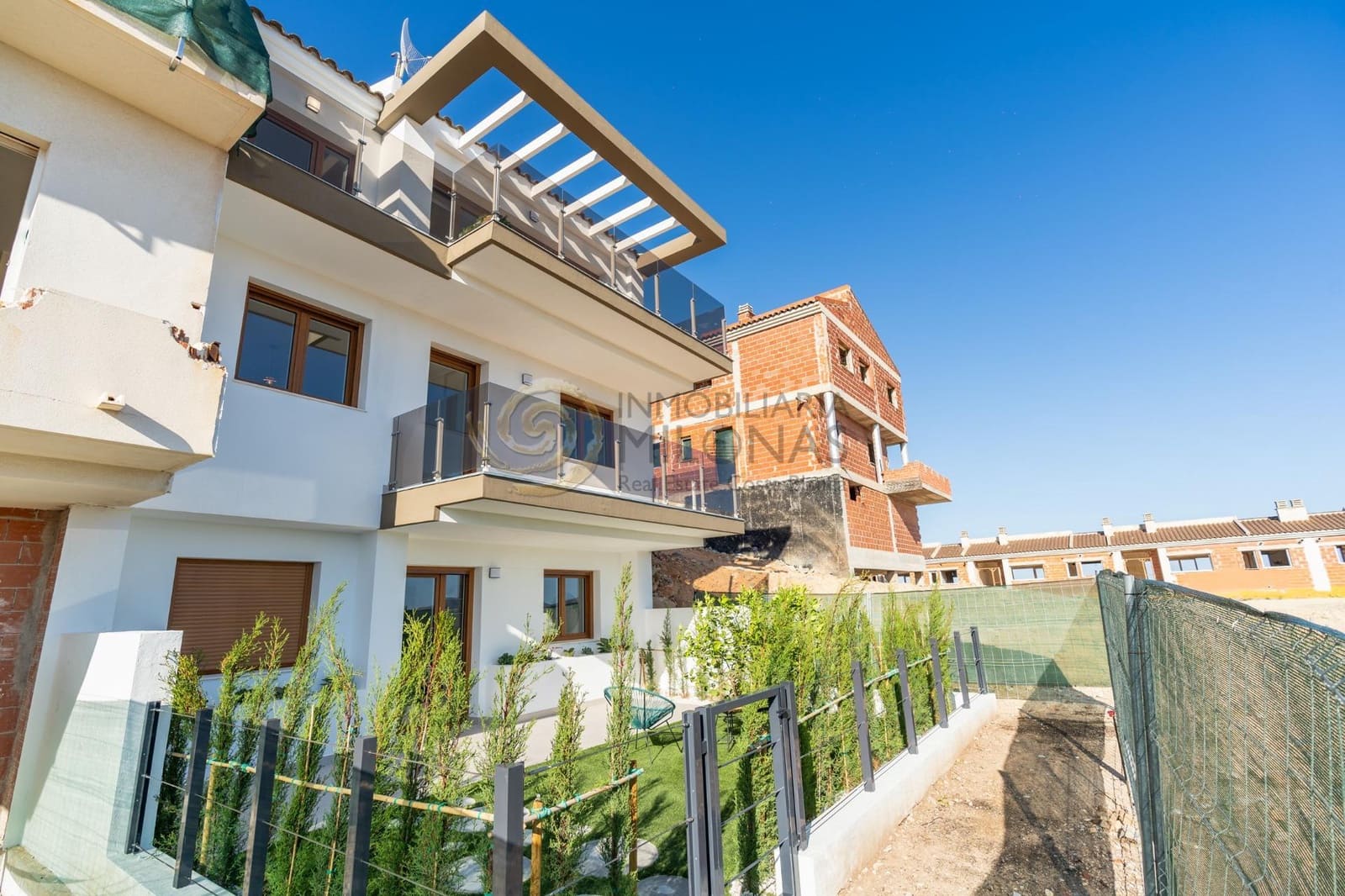 4 soverom Kjedet enebolig til salgs i La Nucia med svømmebasseng - € 427 000 (Ref: 8865994)