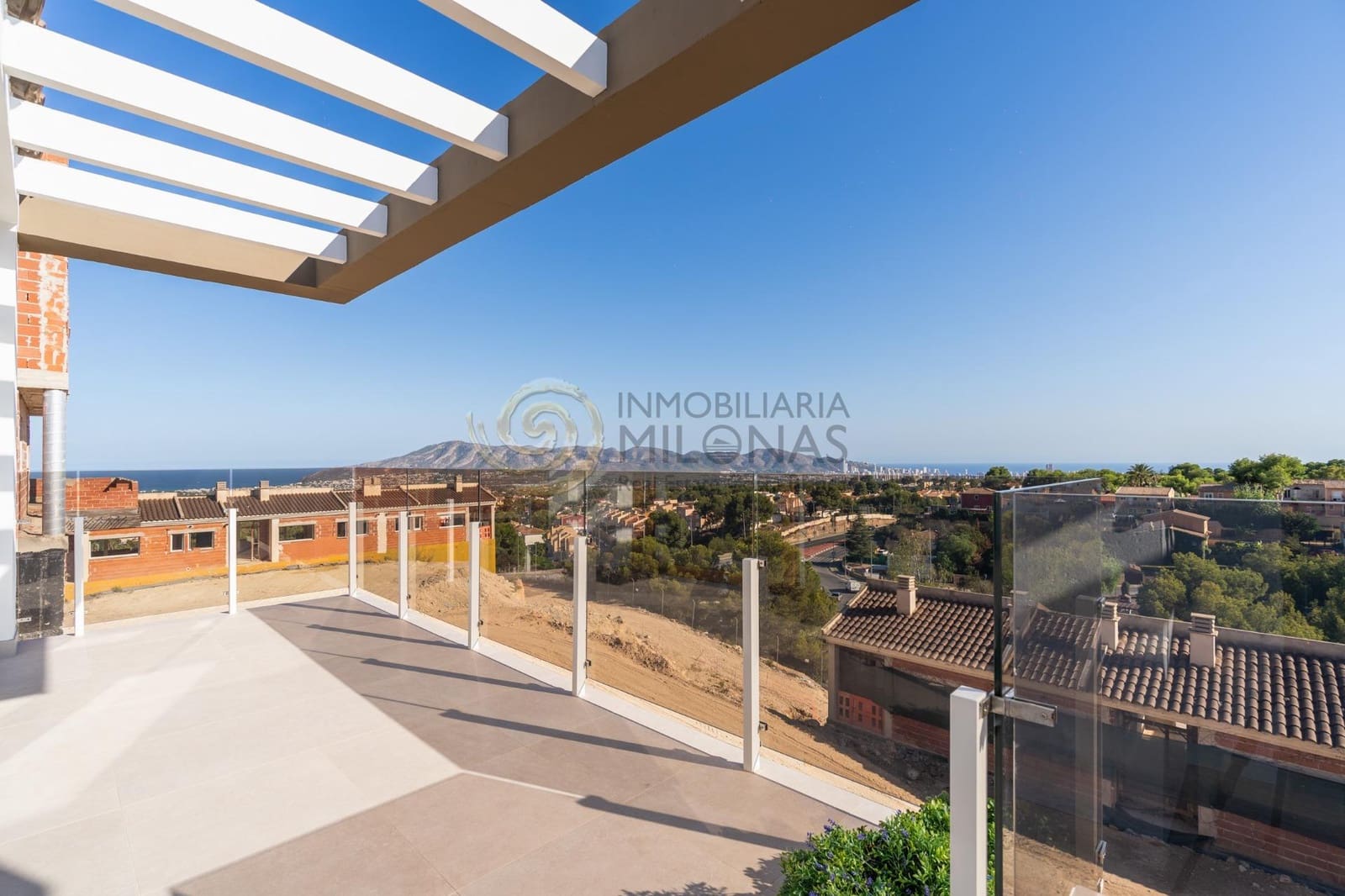 4 soverom Kjedet enebolig til salgs i La Nucia med svømmebasseng - € 427 000 (Ref: 8865994)